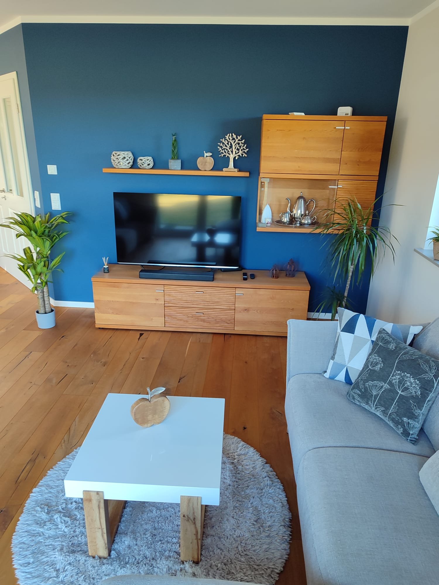 Wohnzimmer mit blauer Akzentwand