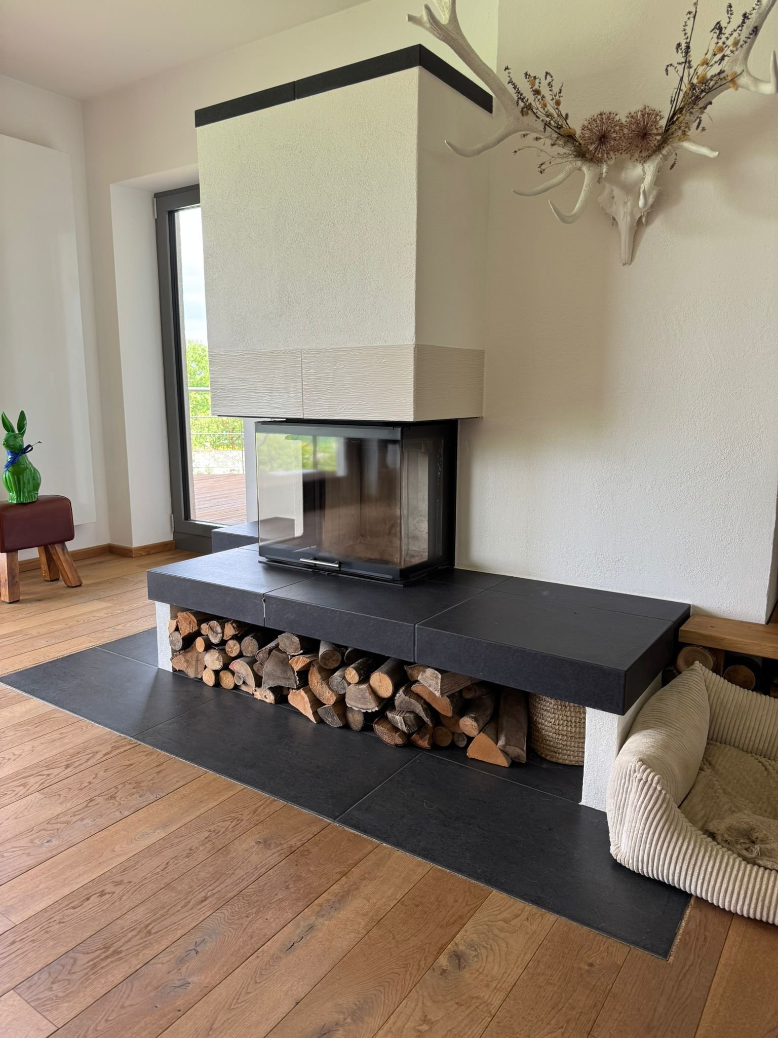 Kamin vorher — dunkle Fliesen mit Dekoration